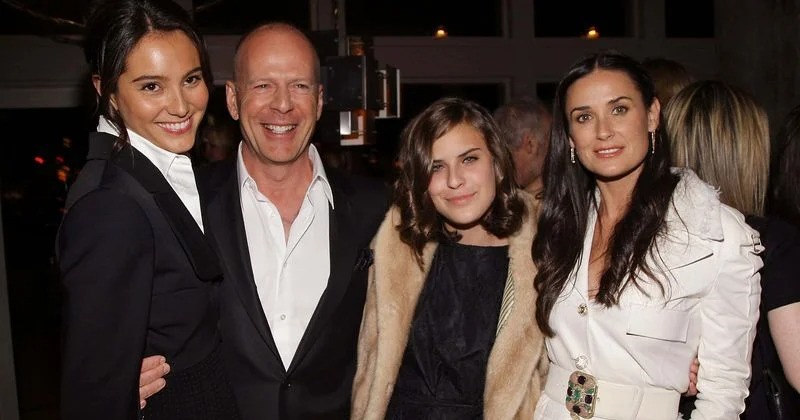 Bruce Willis chụp ảnh cùng vợ mới Emma Heming và vợ cũ Demi Moore.