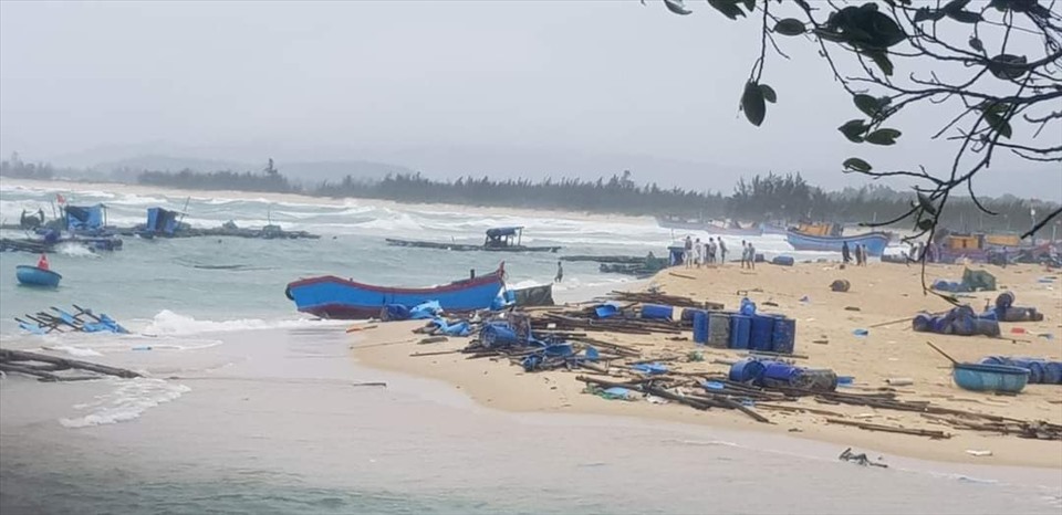 Hiện trường một góc bãi biển Long Thuỷ, xã An Phú (TP. Tuy Hoà) sau trận mưa lốc sáng 31.3.