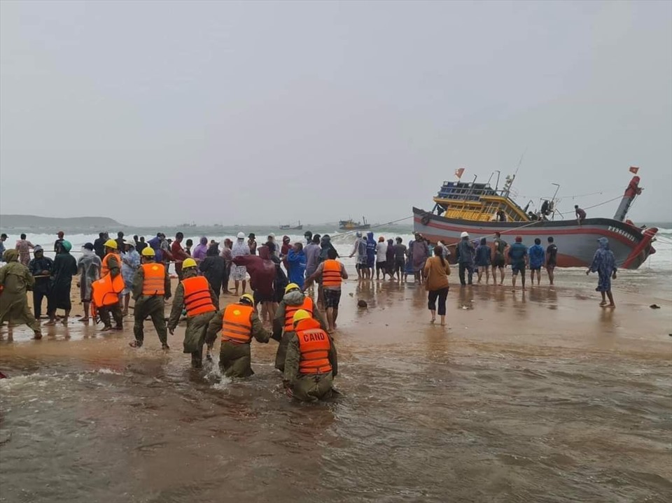Từ sáng 31.3 hàng nghìn người đã có mặt tại các bãi biển ở Tuy An, An Hải (TP. Tuy Hoà) để cứu tàu cho bà con ngư dân.