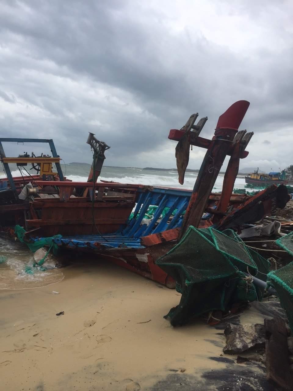 90 con tàu đã bị phá huỷ sau khi cơn lốc bất thường ập vào Phú Yên khiến cho hàng trăm gia đình ngư dân ở Phú Yên thêm khó khăn sau gần 2 năm chống chọi với dịch bệnh thiên tai.