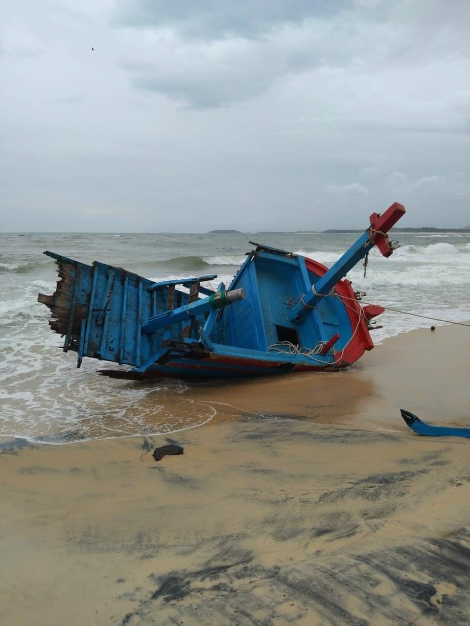 Ông Ngô Đức Hiên - chủ tịch UBND xã An Phú cho biết: “Mưa lớn kèm theo sóng lớn xuất hiện từ khoảng 4 giờ đến 7 giờ sáng 31.3 khiến 35/112 tàu của bà con trong xã bị đánh chìm.