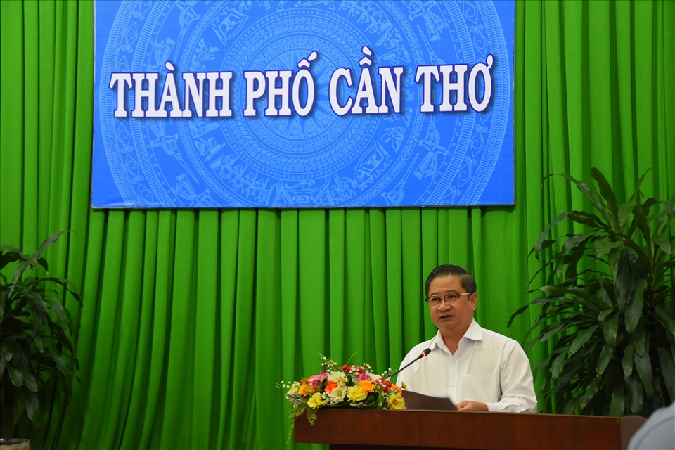 Chủ tịch UBND TP.Cần Thơ Trần Việt Trường - phát biểu chỉ đạo tại cuộc họp trực tuyến. Ảnh: Th.N