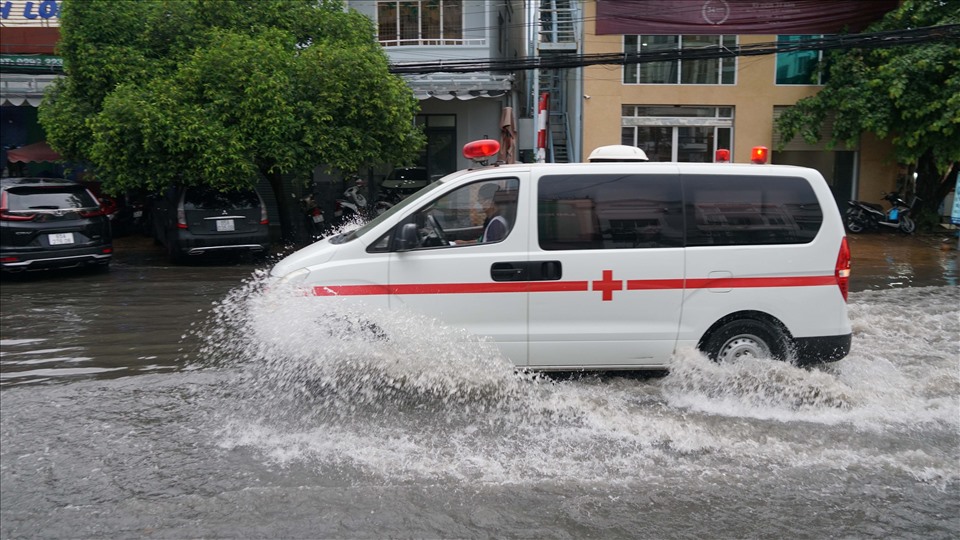 Theo quan sát, có những nơi nước lên cao đến 30 – 40cm, khiến người tham gia giao thông đi lại khó khăn. Người dân liên tục điều khiển xe né tránh những nơi nước sâu để tránh để xe rơi vào hiện tượng chết máy.