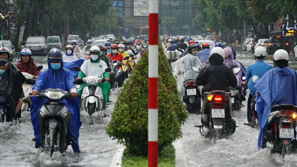 Theo ghi nhận của Lao Động, cơn mưa rào to bắt đầu từ giữa chiều đến cuối giờ chiều đã khiến việc đi lại tại một số khu vực của TP.Cần Thơ khó khăn.