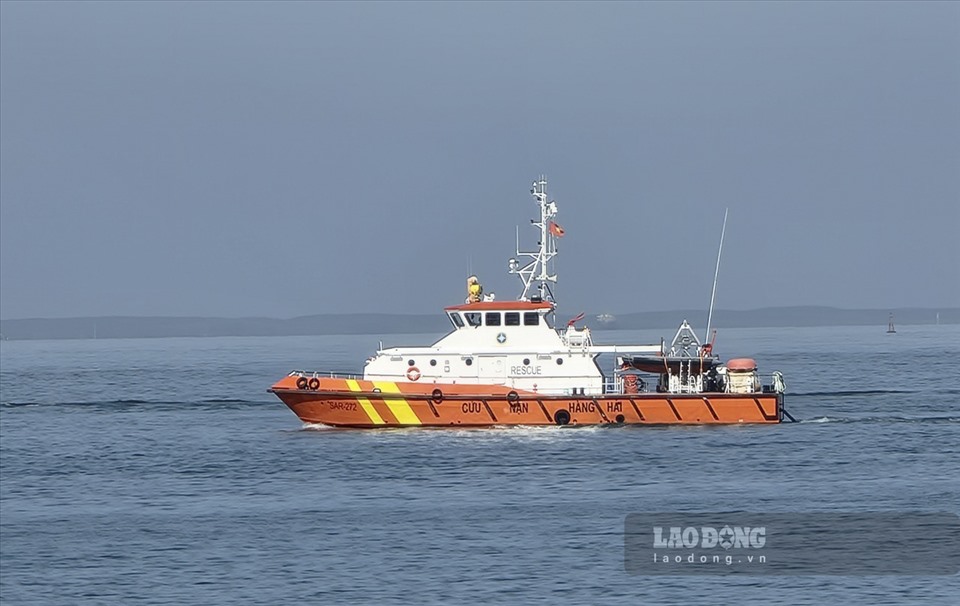 Tàu SAR 272 của Trung tâm TKCN Hàng hải khu vực III đã tiếp nhận 2 thuyền viên được cứu sống. Ảnh: Thành An
