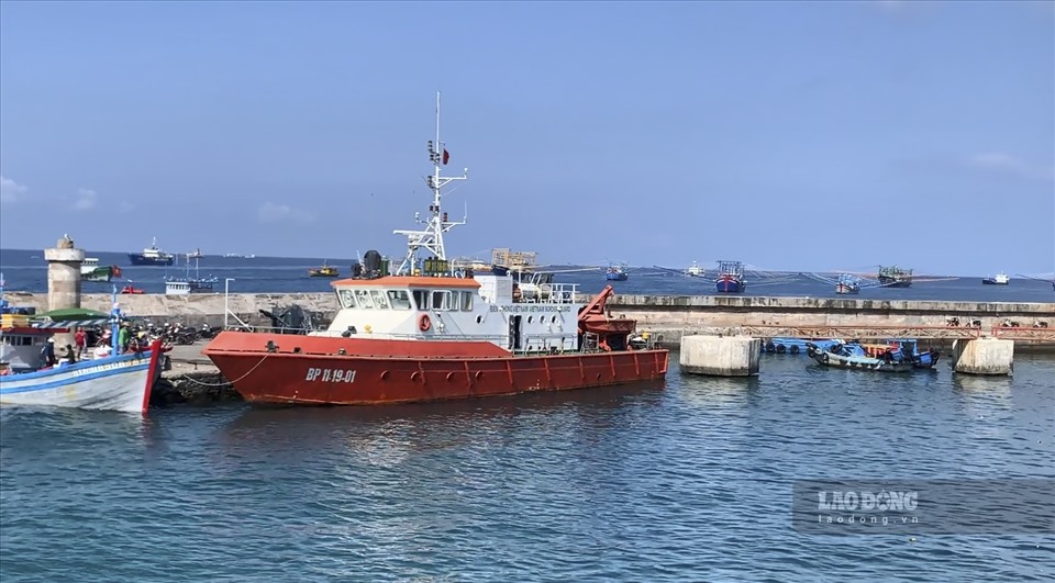 Tàu BP 11.19.01 tại đảo Phú Quý tham gia tìm kiếm các nạn nhân còn mất tích trên biển. Ảnh: DT