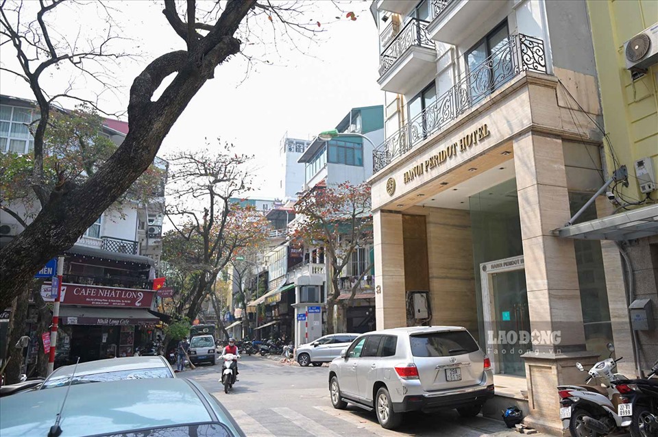Dịch COVID – 19 kéo dài không chỉ ảnh hưởng đến sức khỏe của người dân mà các hoạt động kinh doanh cũng bị trì trệ. Hàng loạt các khách sạn trên phố cổ Hà Nội phải đóng cửa ngừng hoạt động.