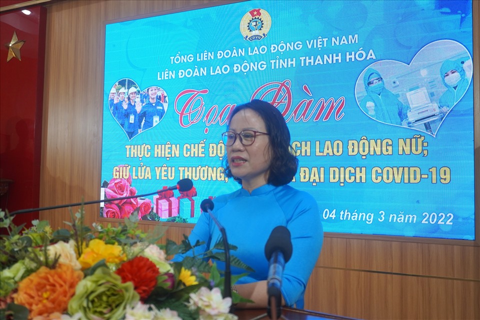 Bà Trịnh Thị Hoa - Phó Chủ tịch LĐLĐ tỉnh Thanh Hóa phát biểu tại buổi tọa đàm. Ảnh: Q.D