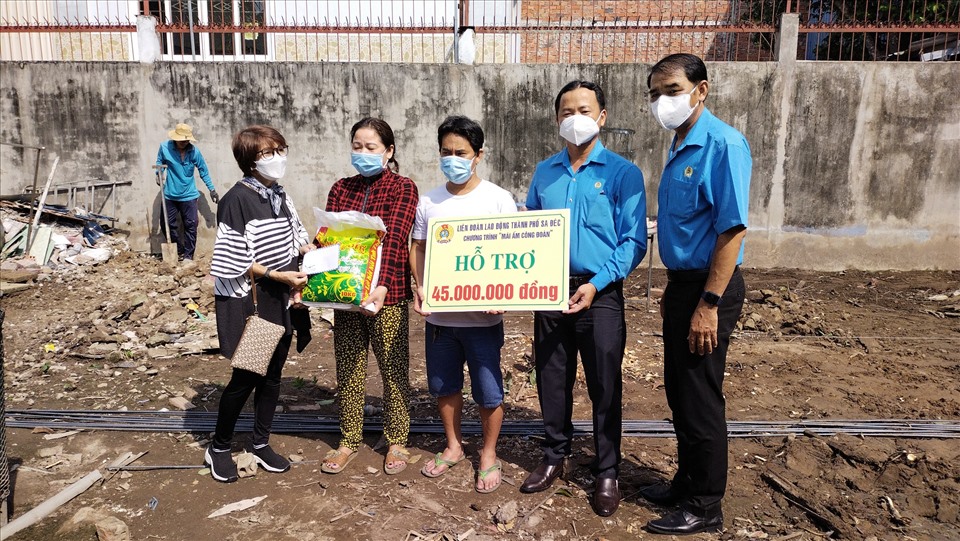 Trao bảng tượng trưng hỗ trợ số tiền 45 triệu động xây nhà mái ấm công đoàn cho chị Lê Thị Thu. Ảnh: Thanh Nghĩa