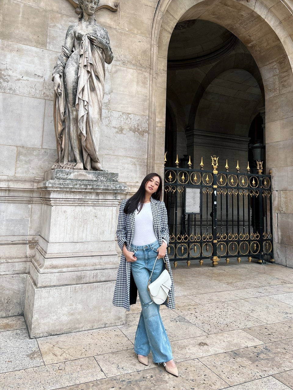 Hoa hậu Lương Thùy Linh đã chính thức có mặt tại Pháp để tham dự Paris Fashion Week năm nay. Lần đầu tiên đặt chân đến nước Pháp, nàng hậu sinh năm 2000 chia sẻ mình bị jetlag và đã thức dậy từ 4h sáng do lệch múi giờ. Mặc dù vậy nhưng cô nàng vẫn không quên tranh thủ cập nhật những hình ảnh mới nhất của mình trên trang cá nhân.