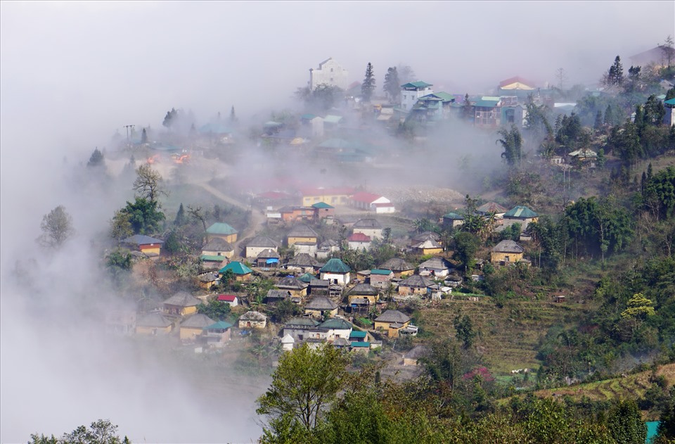 Bản làng chìm trong mây.