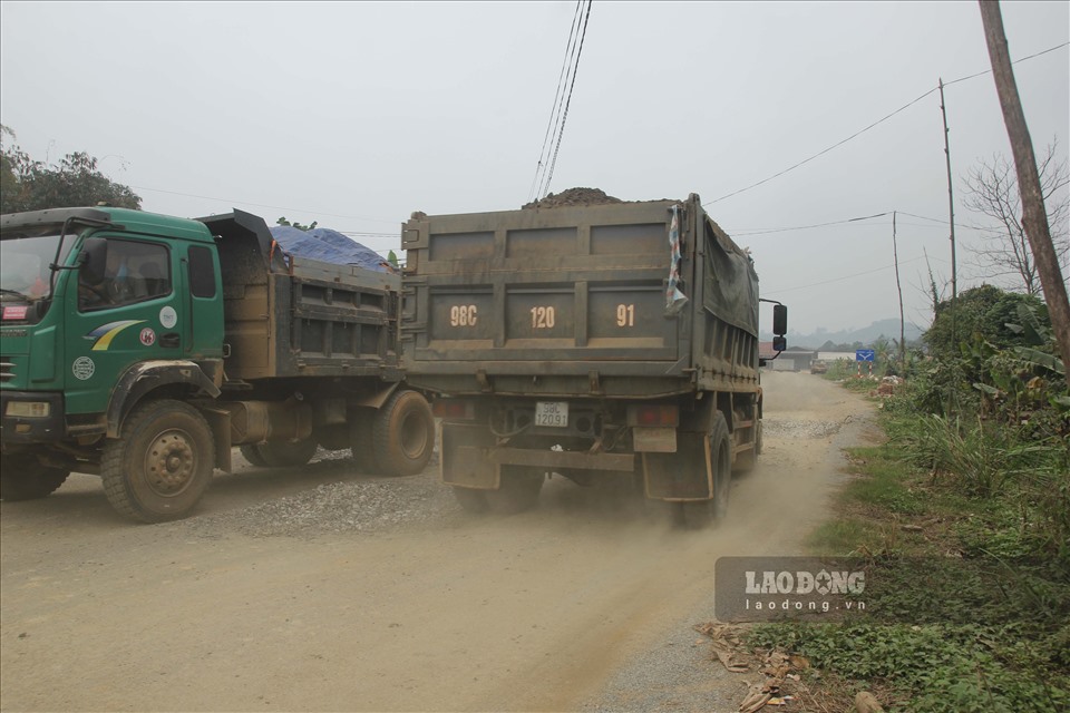Ngày 3.3, ghi nhận của PV tại đường vành đai phía Đông, thị trấn Mậu A, huyện Văn Yên, đoạn đường dài khoảng 2km nhưng xuất hiện 4 điểm lún, nứt lớn, có điểm rộng vài mét, sâu hàng chục mét.