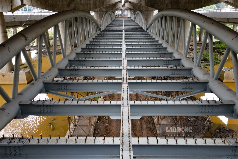 Được biết, cầu vòm sắt dành riêng cho xe máy đi dưới gầm đường Vành đai 3 trên cao có mặt cắt ngang cầu rộng 7,5 m, bề rộng phần xe chạy 6 m. Kết cấu nhịp dầm vòm dạng ống thép, tổng chiều dài cầu 297,2 m.