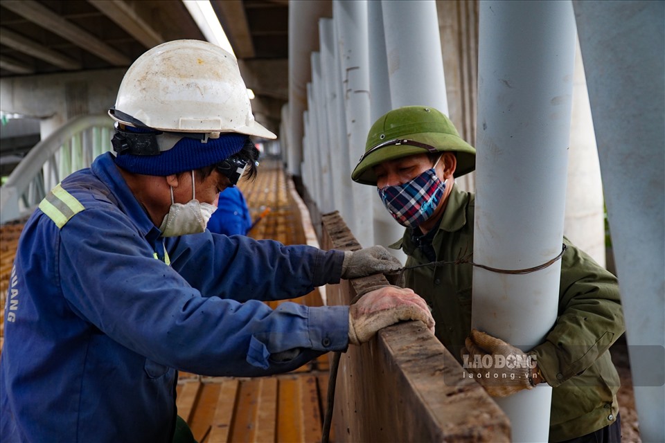 Chỉ huy trưởng công trường xây dựng cầu vòm sắt - Doãn Trọng Lực - thông tin: Các đơn vị liên danh nhà thầu đã thi công hoàn thiện cọc khoan nhồi, mố trụ cầu. Hiện tại, các công nhân đang thi công lao lắp 2 nhịp dầm còn lại và hoàn thiện phần mặt cầu.