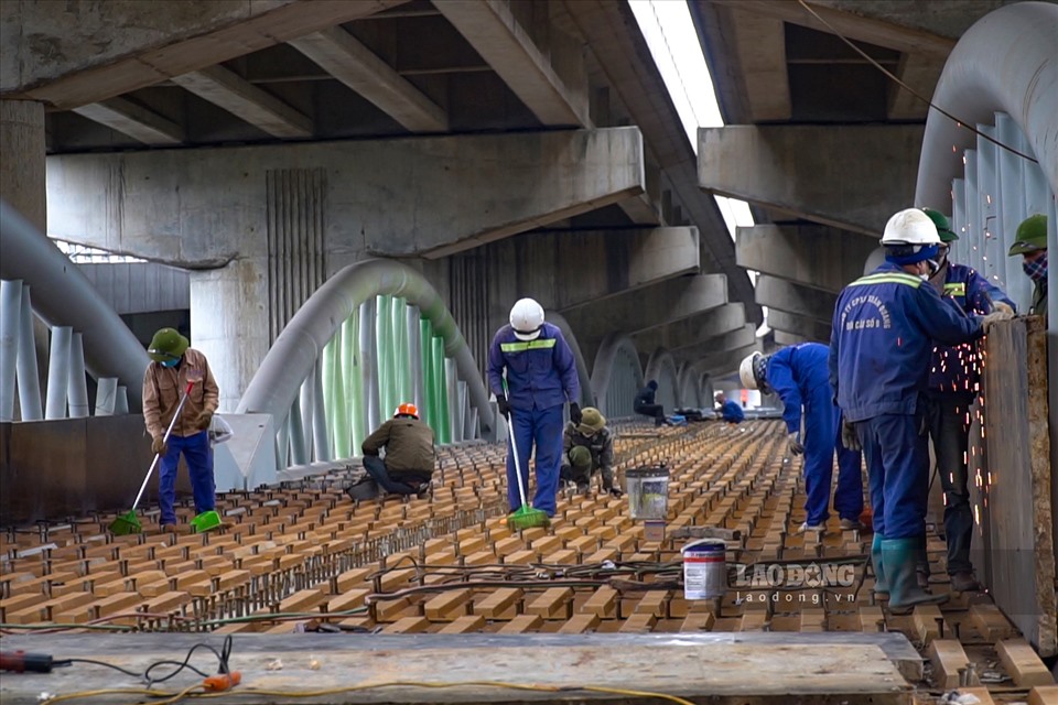 Công trình dự kiến hoàn thành trước Tết Nguyên đán Nhâm Dần 2022, tuy nhiên đến thời điểm hiện tại, nhiều hạng mục của dự án này vẫn dang dở, đơn vị thi công đang tập trung xây dựng cột trụ bê tông và hợp long 2 đốt cuối cùng của cây cầu chạy dưới gầm cầu cạn Vành đai 3.