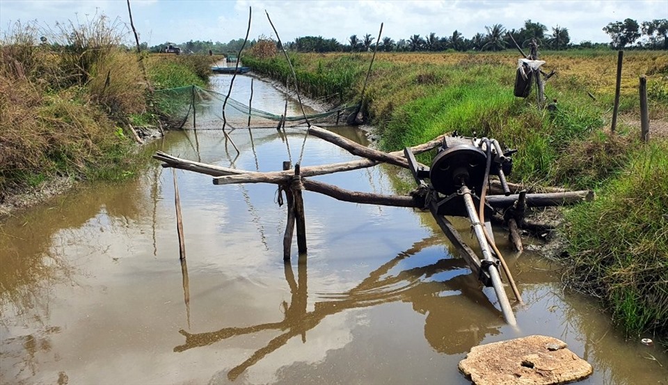 Giá dầu tăng cũng ảnh hưởng đến người nuôi tôm, trồng lúa tại tỉnh Bạc Liêu do phải chi phí tăng thêm từ việc bơm nước. Ảnh: Nhật Hồ