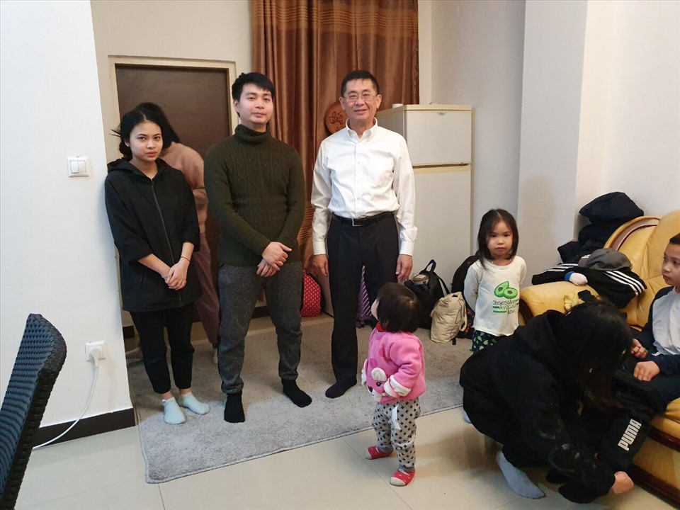 Đại sứ Việt Nam tại Slovakia Nguyễn Tuấn đón người Việt sơ tán tới Bratislava. Ảnh: BNG