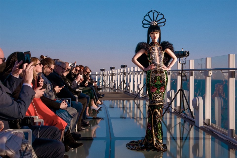 Bộ sưu tập thời trang mới nhất của nhà thiết kế Hoàng Hải nhận được sự khen ngợi nồng nhiệt của khán giả quốc tế. Ảnh: NVCC