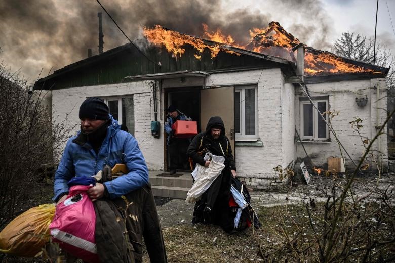 Ngôi nhà đang cháy ở Irpin, ngoại ô Kiev, Ukraina ngày 4.3. Ảnh: AFP