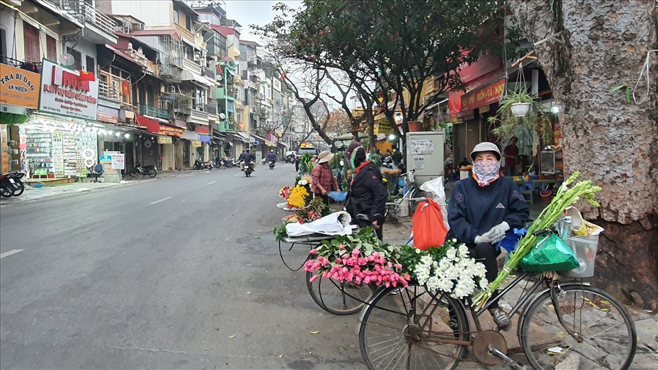 Người bán hoa thảnh thơi giữa phố cổ Hà Nội. Ảnh L.A