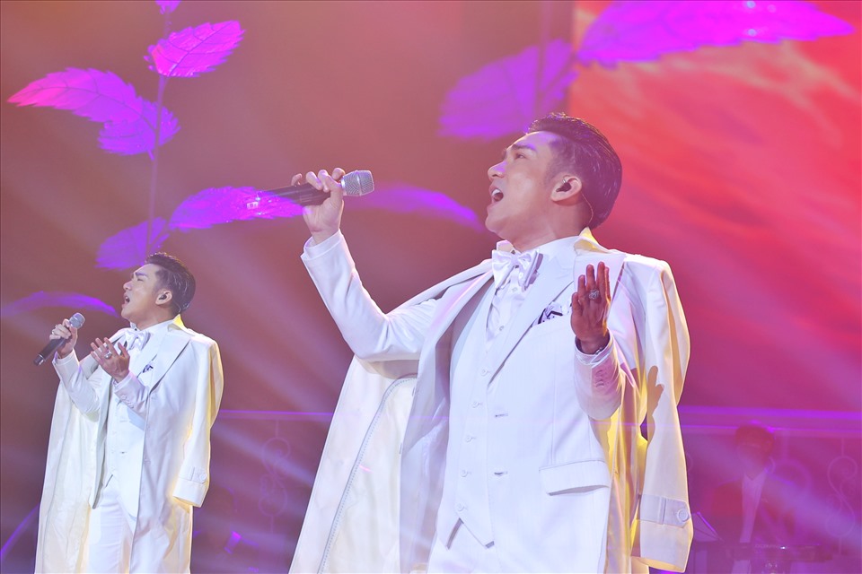 Đặc biệt lần đầu anh hát live ca khúc mới “Ngoại tình”, sáng tác Khắc Việt trên sân khấu.