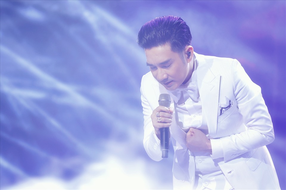 Ca sĩ Quang Hà thăng hoa cùng 4.000 khán giả qua các bản hit quen thuộc như Ngỡ, Sợ yêu, Vô cùng, Từng yêu.