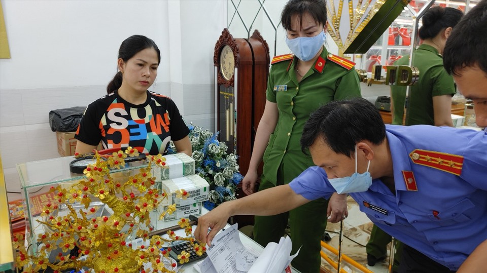 Lực lượng chức năng tiến hành kiểm tra tiệm vàng Phước Nguyên. Ảnh: NT