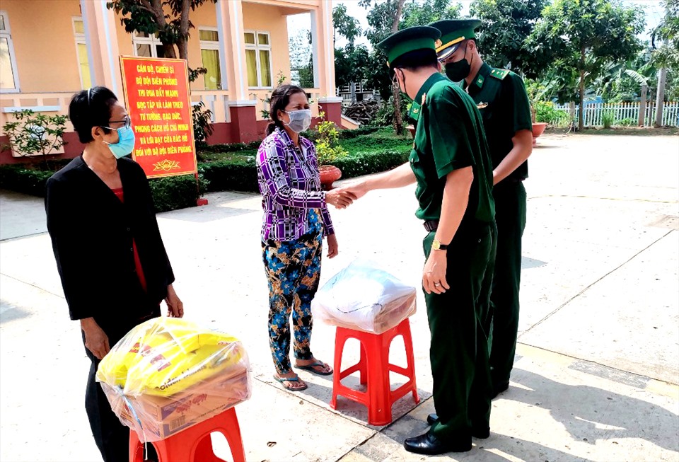 Đại tá Huỳnh Văn Đông, Bí thư Đảng ủy, Chính ủy Bộ đội Biên phòng tỉnh Kiên Giang tặng quà cho hộ nghèo khu vực biên giới huyện An Phú. Ảnh: CK