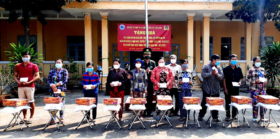 Bộ đội Biên phòng hai tỉnh Kiên Giang và An Giang phói hợp tặng quà cho hộ nghèo khu vực biên giới huyện An Phú (An Giang). Ảnh: CK