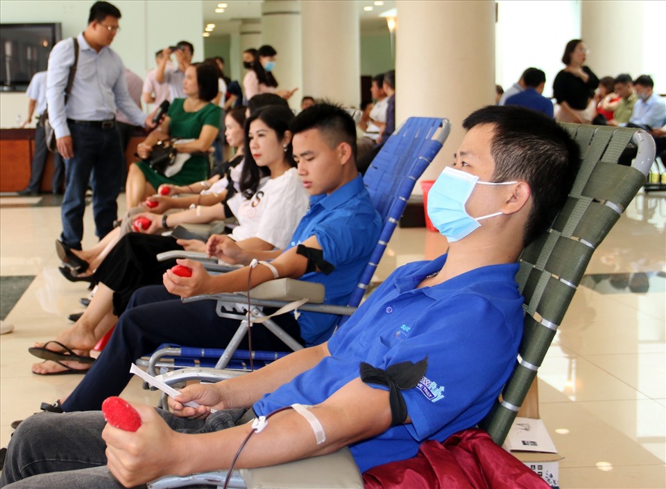 Các cán bộ công nhân viên chức tỉnh Đắk Nông tham gia hiến máu tình nguyện. Ảnh: Phan Tuấn