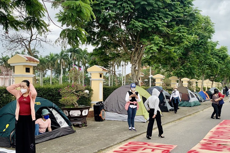 Người dân dựng lều trước UBND thị xã Điện Bàn để đòi sổ đỏ.