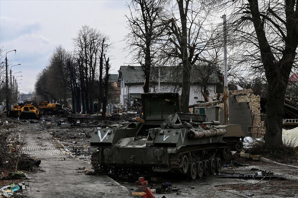 Xe bọc thép Nga bị phá hủy trên một con phố ở thành phố Bucha, tây Kiev, Ukraina. Ảnh: AFP