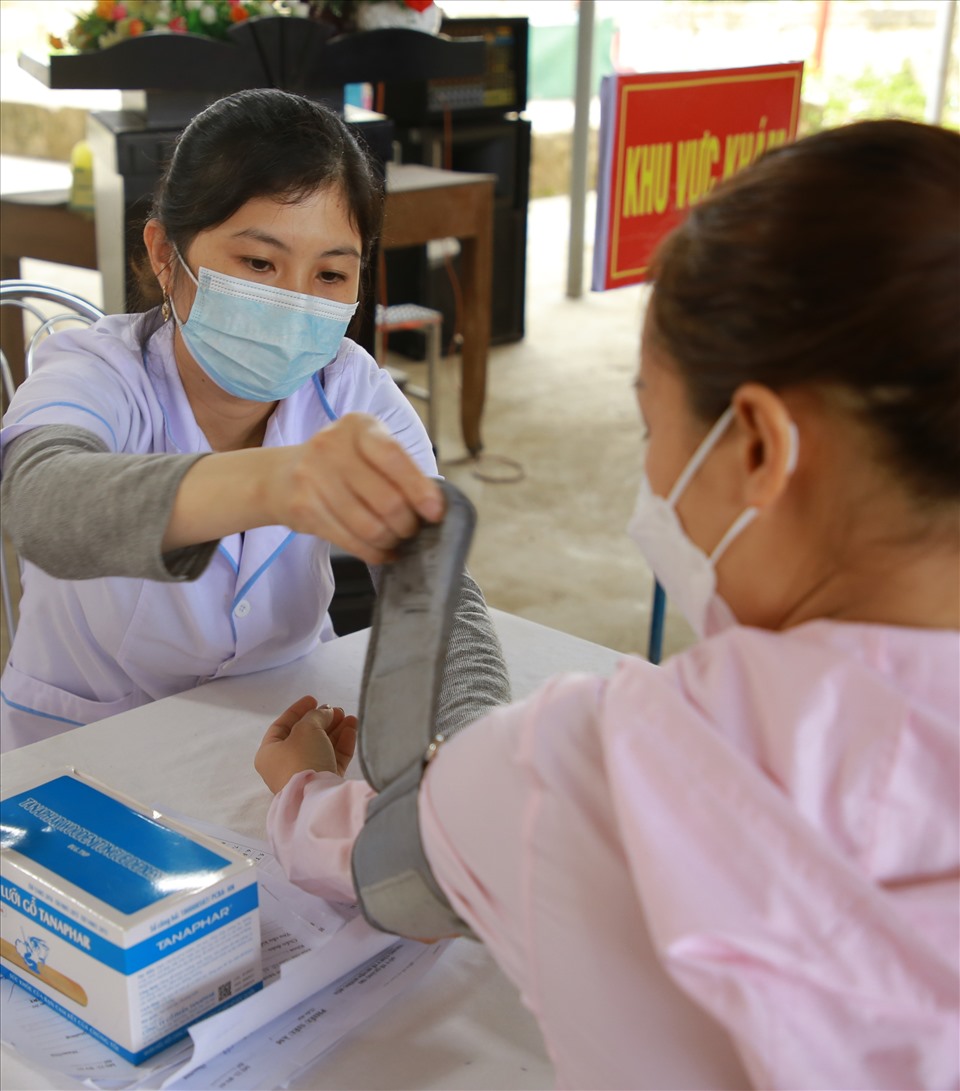 Theo lời kêu gọi của Công đoàn ngành Y tế, dù vào ngày thứ 7 - ngày nghỉ, nhưng các y bác sĩ ở Trung tâm Y tế huyện Hướng Hóa nhiệt tình tham gia chương trình khám chữa bệnh cho các nữ lao động.