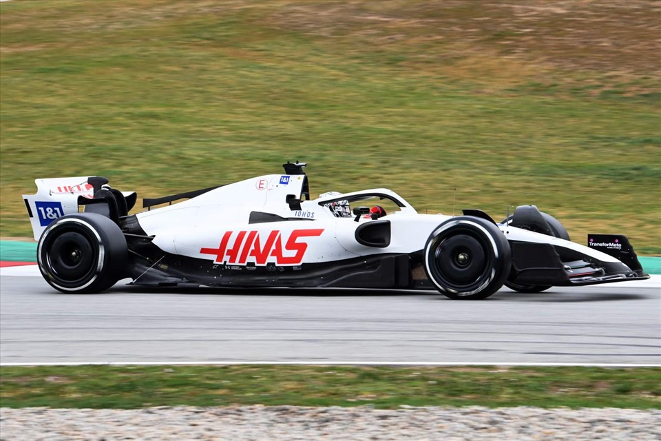Đội đua Haas đã chạy thử với chiếc xe không có hình ảnh của nhà tài trợ cũng như màu sắc giống cờ Nga. Ảnh: The-race