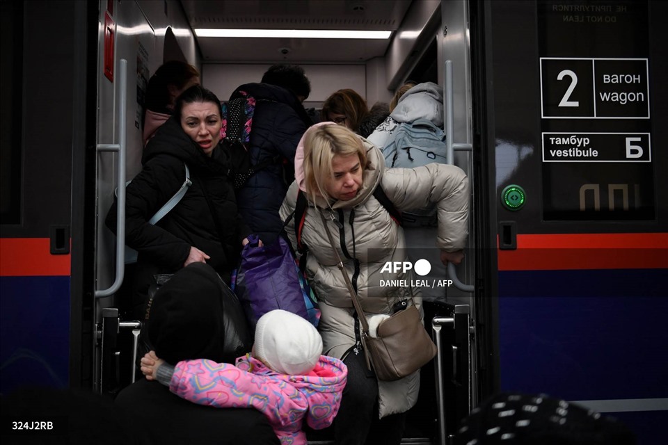 Những người sơ tán Ukraina vội vã lên một chuyến tàu đến Ba Lan, tại ga xe lửa Lviv ngày 5.3. Ảnh: AFP