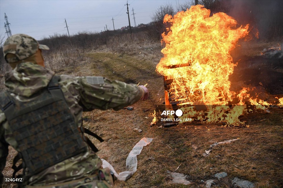 Người lính Ukraina trong khóa học dân sự tự vệ ở ngoại ô Lviv ngày 4.3. Ảnh: AFP
