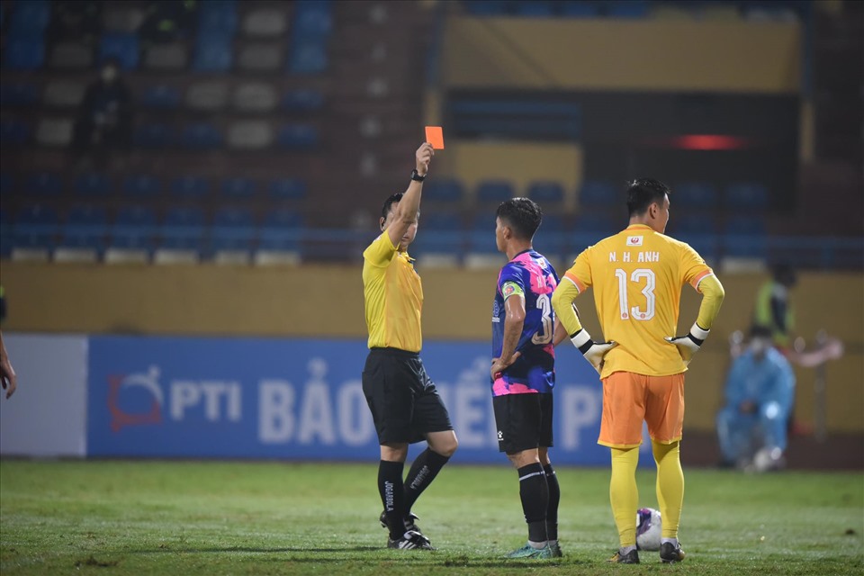 Tấm thẻ đỏ tai hại của đội trưởng Huỳnh Tấn Tài khiến Sài Gòn FC trắng tay trước Viettel. Ảnh: Minh Hiếu