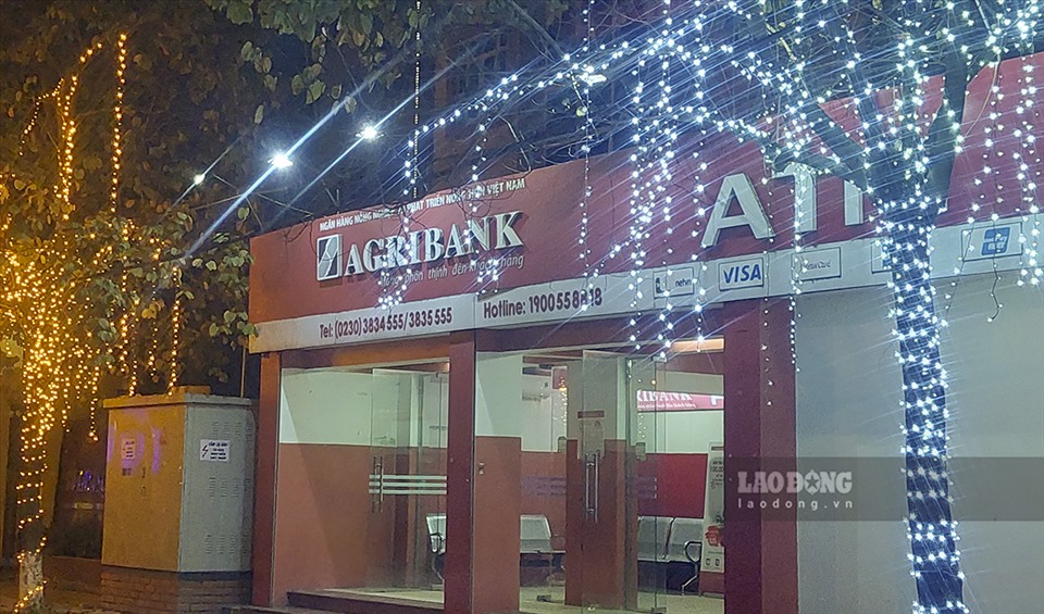 Một cây ATM ở trung tâm thành phố cũng không có người giao dịch.