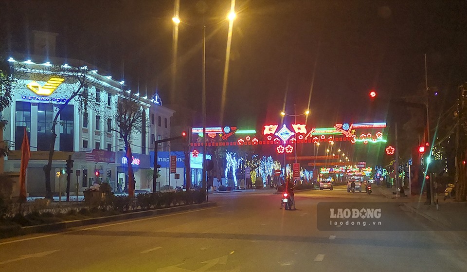 Do vậy, nhiều hoạt động cũng được duy trì cầm chừng, đường phố Điện Biên đã trở nên vắng vẻ như những ngày giãn cách xã hội.