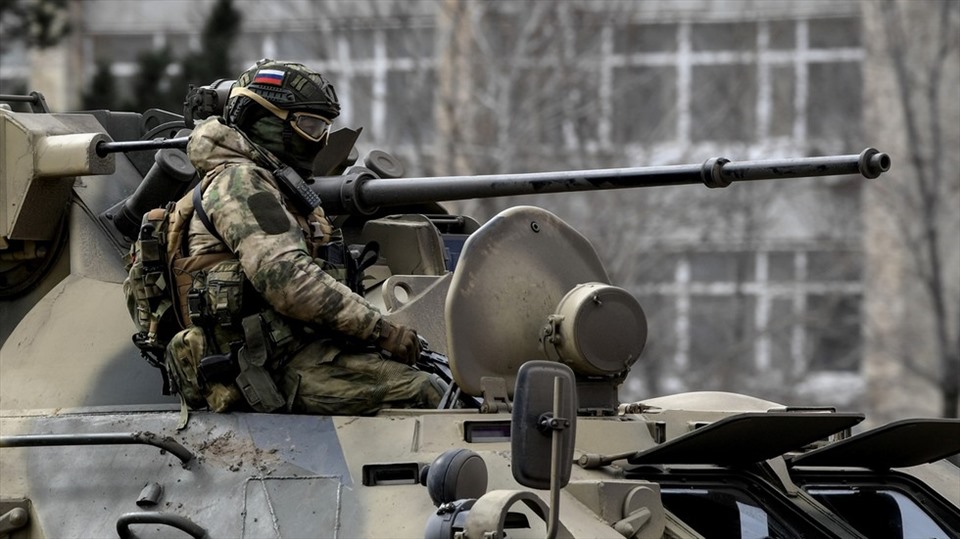 Một binh sĩ trên xe bọc thép BTR-82A của Lực lượng vũ trang Liên bang Nga trên đường cao tốc gần biên giới với Ukraina. Ảnh: Sputnik