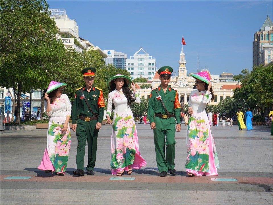 Lễ diễu hành áo dài được bắt đầu lúc 7h00 sáng ngày 6.3, tại Công viên tượng đài Chủ tịch Hồ Chí Minh và phố đi bộ Nguyễn Huệ.