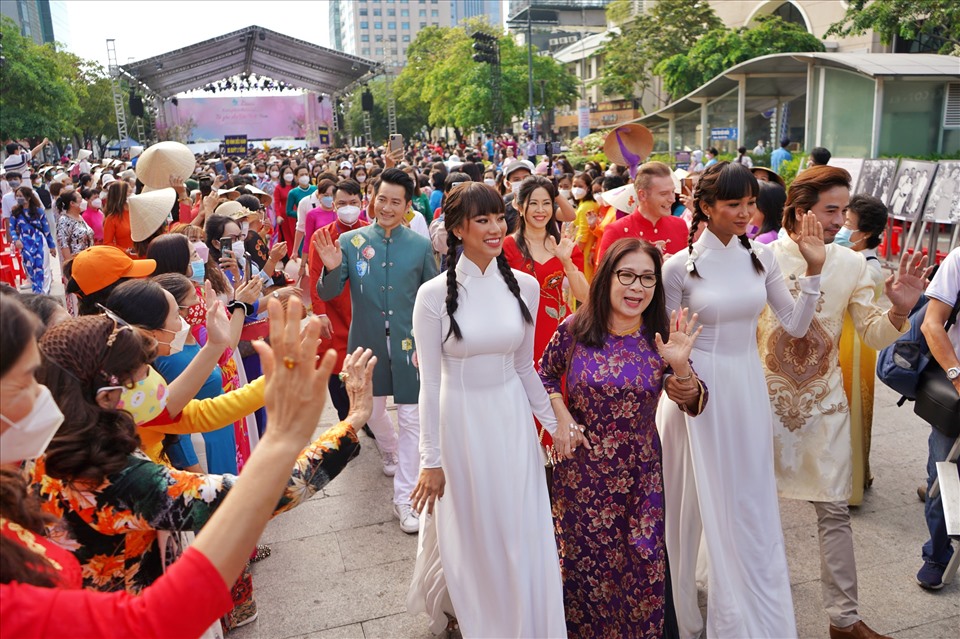 Nhiều nghệ sĩ tham gia chương trình diễu hành áo dài tại phố đi bộ Nguyễn Huệ với vai trò là đại sứ hình ảnh của Lễ hội áo dài TP.HCM năm 2022