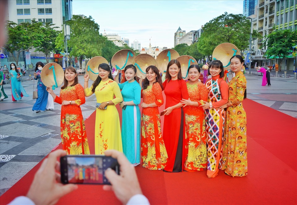 Theo chị Hoa, quận Gò Vấp, lễ hội áo dài cần được phát huy và nhân rộng ra nhiều khu vực hơn nữa để chị em khắp nơi được tham dự nhằm tôn vinh nét đẹp truyền thống của áo dài Việt Nam.