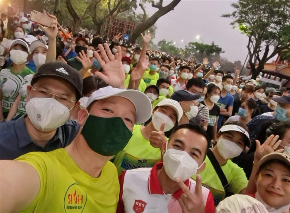 Ông Phan Thiên Định - Bí thư Thành uỷ Huế cũng tham gia chạy và chụp Selfie cùng các vận động viên tham gia.