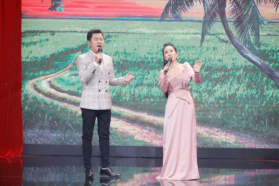 Nghệ sĩ Vân Khánh hội ngộ ca sĩ Quốc Đại trong chương trình “Vang bóng một thời“. Ảnh: NSCC.