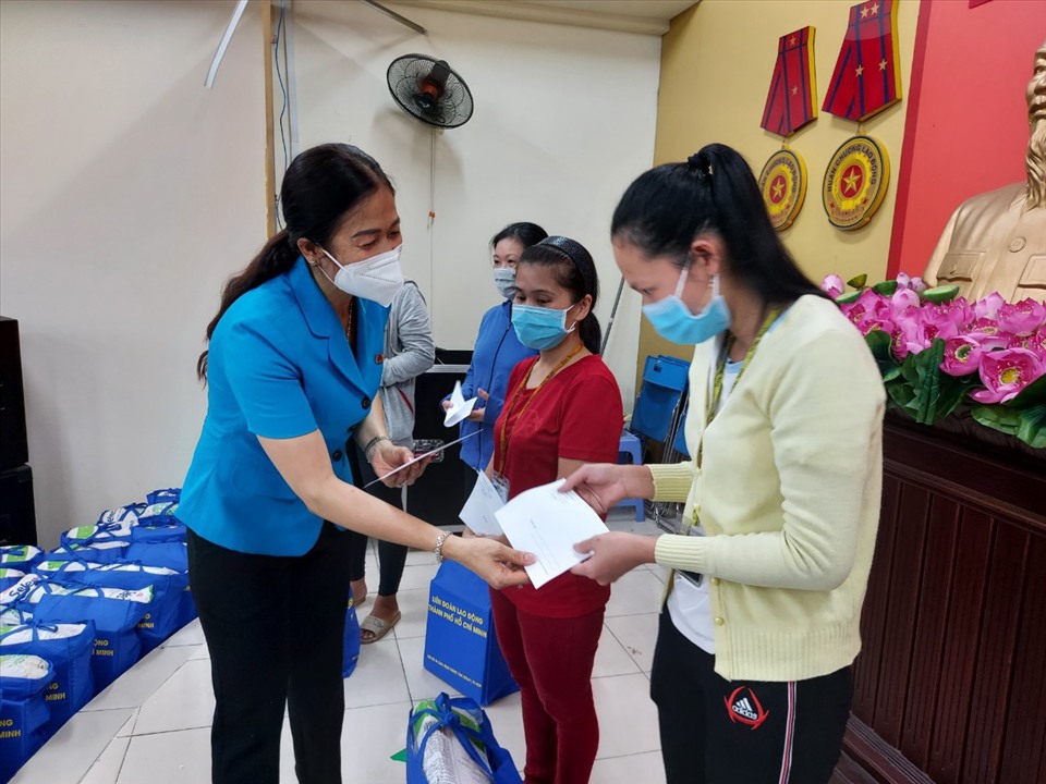 Chị Phạm Ngọc Lan tham gia trao tặng quà hỗ trợ người dân trong đợt dịch thứ 4. Ảnh: Nguyễn Ly