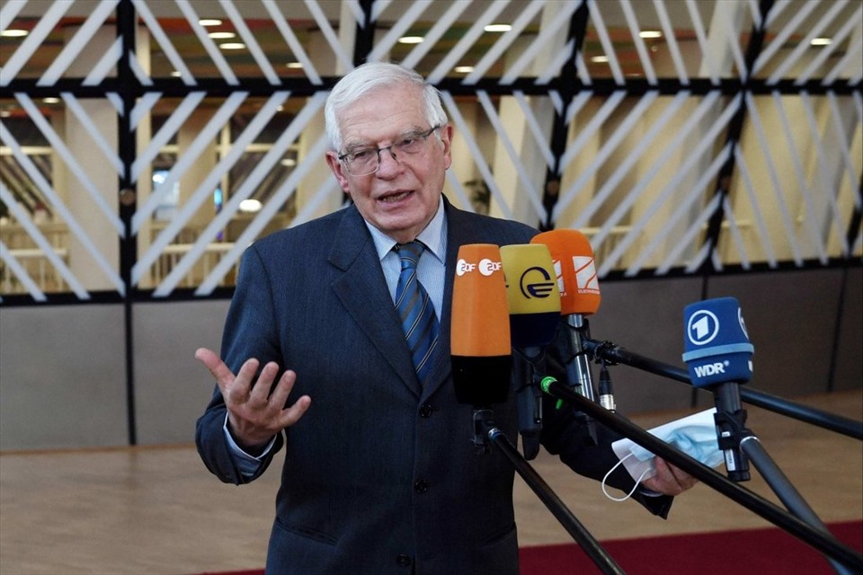 Cao uỷ EU Josep Borrell phát biểu trước giới báo giới trước cuộc họp tại Brussels, Bỉ, ngày 4.3.2022. Ảnh: AFP