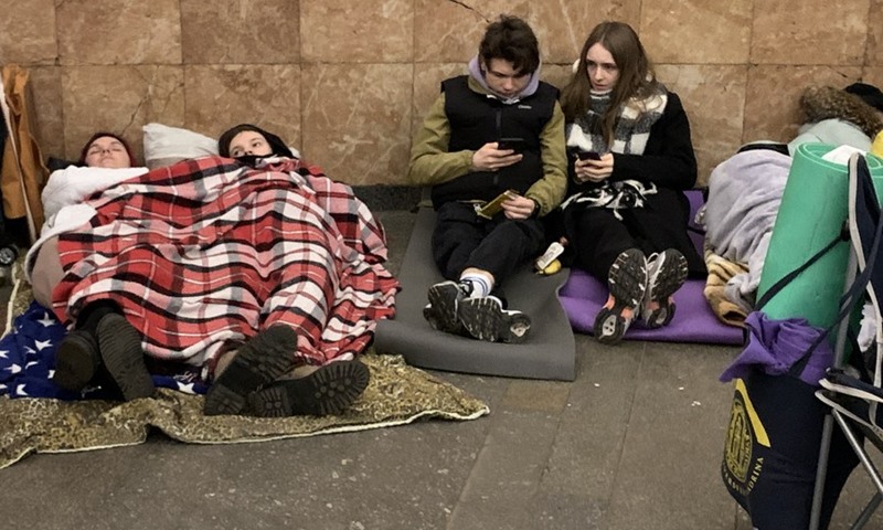 Người dân Ukraina trú ẩn dưới ga tàu điện ngầm ở thủ đô Kiev, ngày 25.2.2022. Ảnh: Xinhua