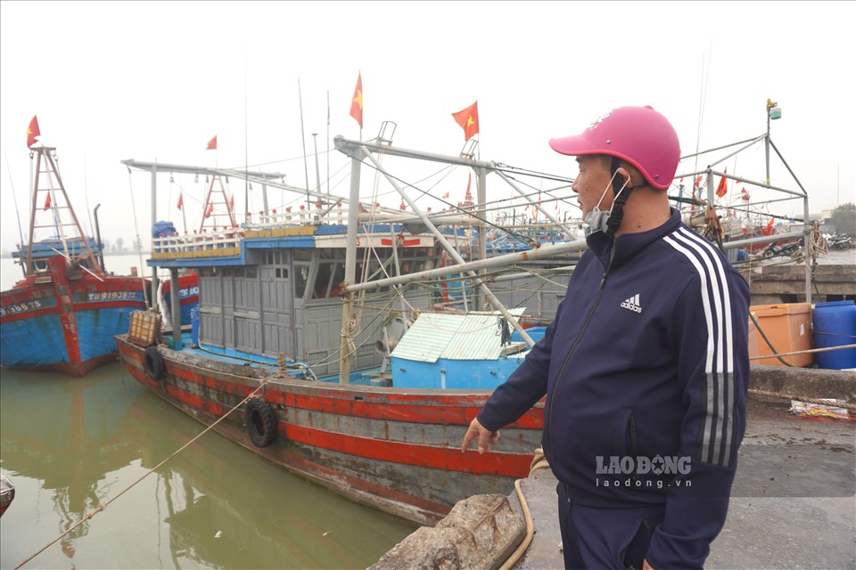 Ông Trịnh Tứ Thiệu (ở TP.Sầm Sơn) nhìn những tàu cá nằm bờ mà xót xa.