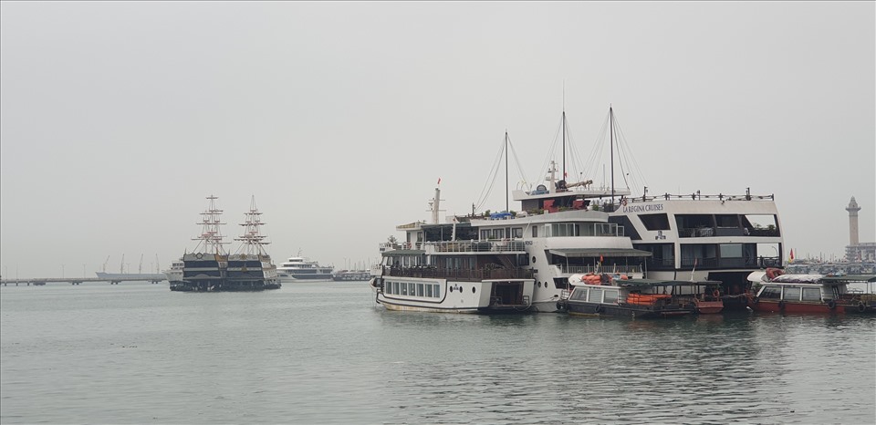 Lượng khách thăm vịnh Hạ Long hiện vẫn rất thấp. Ảnh: Nguyễn Hùng